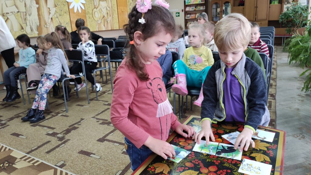 занятие в доу. дети в саду обучаются. педагог и дошкольник. занятия в детском саду. дети в садике на занятии.