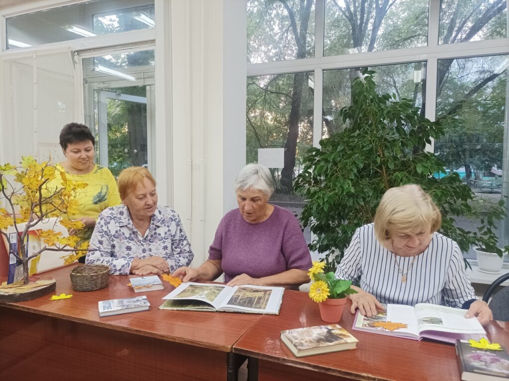 Посиделки для пожилых. Празднование дня пожилого человека. С праздником пожилых. Осенние посиделки. Посиделки для пожилых.