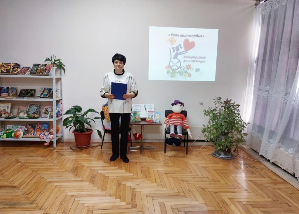 солнечный день девушки. девушка идет по дороге. пройтись чтоб. дорога жизни. прогулка.