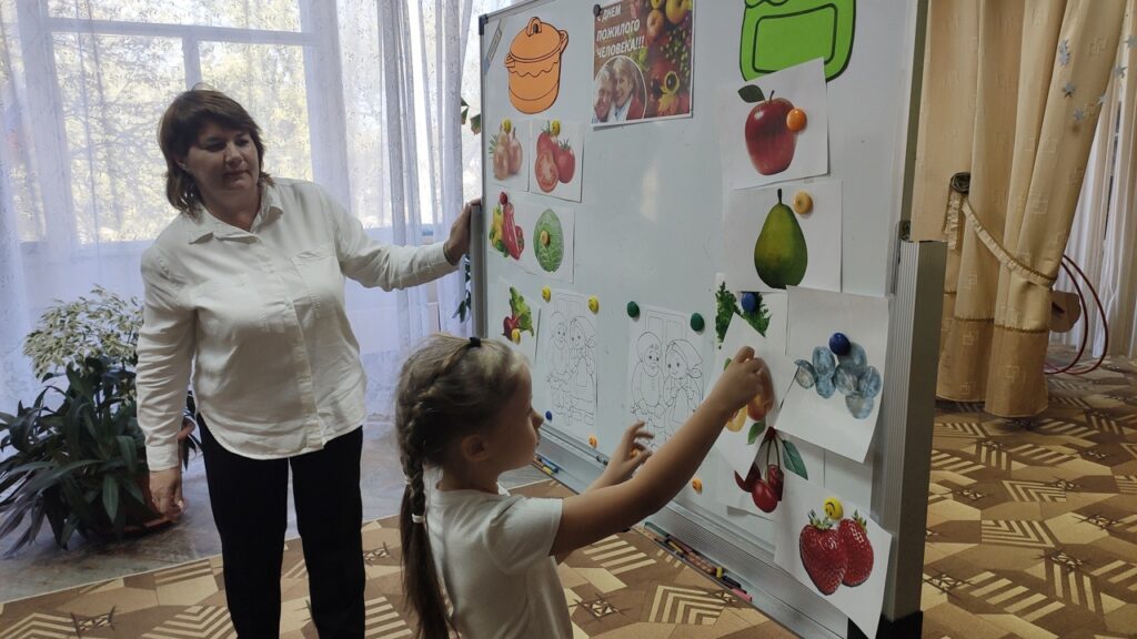 Инвалиды в библиотеке. Формы работы с пожилыми людьми. Работа с пожилыми людьми в библиотеке. Пожилые в библиотеке. Библиотерапия для пожилых людей.